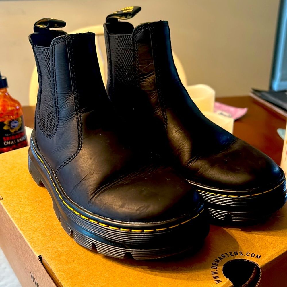 Dr. Martens black lug boots W6